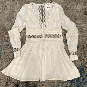 Free People White Cut Out, beautiful detailed Mini Dress. Size 2 V-Neck Neckline
